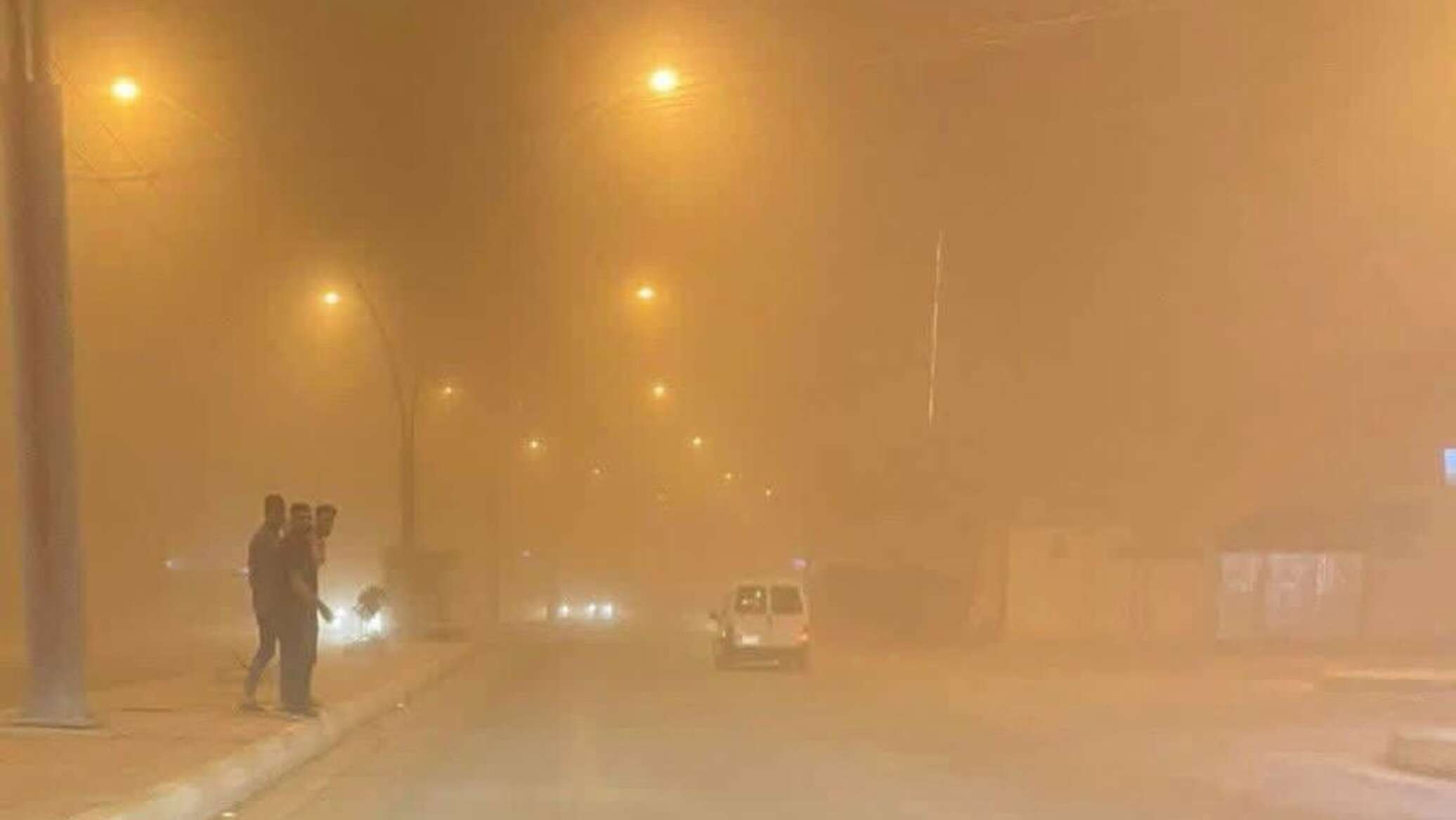 العراق يختنق بالغبار... العواصف الترابية تتحول إلى كابوس يومي
