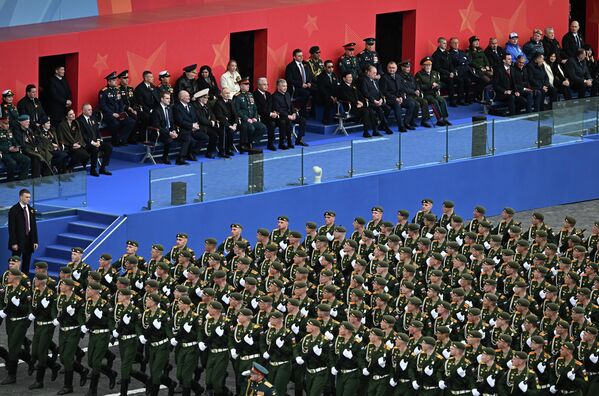 الرئيس الروسي فلاديمير بوتين، والمحاربون القدامى، ورؤساء الوفود الأجنبية خلال العرض العسكري في موسكو بمناسبة بالذكرى الـ81 للانتصار في الحرب الوطنية العظمى - سبوتنيك عربي
