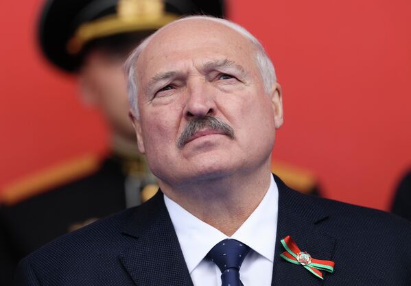 الرئيس البيلاروسي ألكسندر لوكاشينكو خلال العرض العسكري في الساحة الحمراء بموسكو احتفالا بالذكرى الـ81 للانتصار في الحرب الوطنية العظمى - سبوتنيك عربي