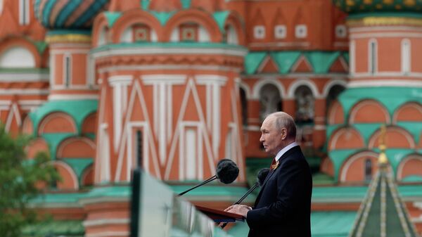 Президент РФ Владимир Путин на военном параде в Москве в честь 81-й годовщины Победы в Великой Отечественной войне - سبوتنيك عربي