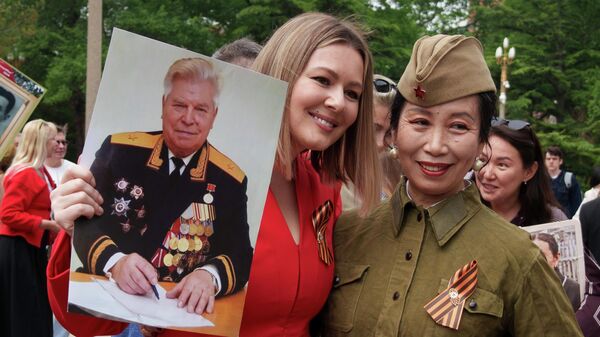 Актриса Мария Кожевникова во время акции Бессмертный полк, посвященной 81-й годовщине Победы в Великой Отечественной войне, в Пекине - سبوتنيك عربي