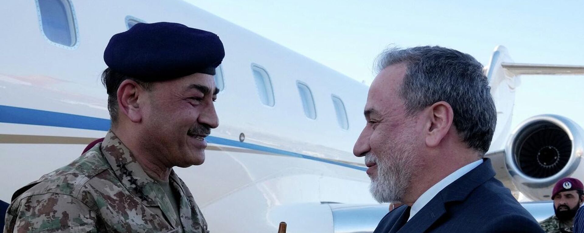 وزير الخارجية الإيراني، عباس عراقجي، يستقبل قائد الجيش الباكستاني، عاصم منير، في مطار طهران، إيران، 15 نيسان/ أبريل 2026 - سبوتنيك عربي, 1920, 21.05.2026