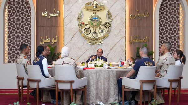 الرئيس المصري عبد الفتاح السيسي يجري حوارا مفتوحا مع طلبة الأكاديمية العسكرية المصرية تناول القضايا على الصعيدين الداخلي والخارجي والتحديات التي تواجهها الدولة - سبوتنيك عربي