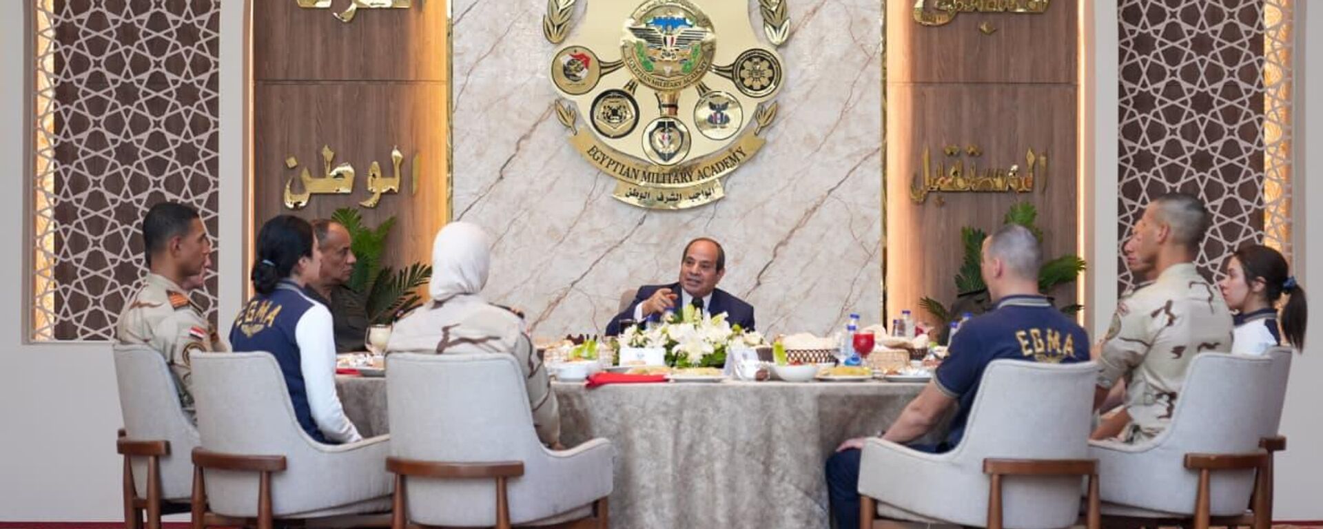 الرئيس المصري عبد الفتاح السيسي يجري حوارا مفتوحا مع طلبة الأكاديمية العسكرية المصرية تناول القضايا على الصعيدين الداخلي والخارجي والتحديات التي تواجهها الدولة - سبوتنيك عربي, 1920, 10.05.2026