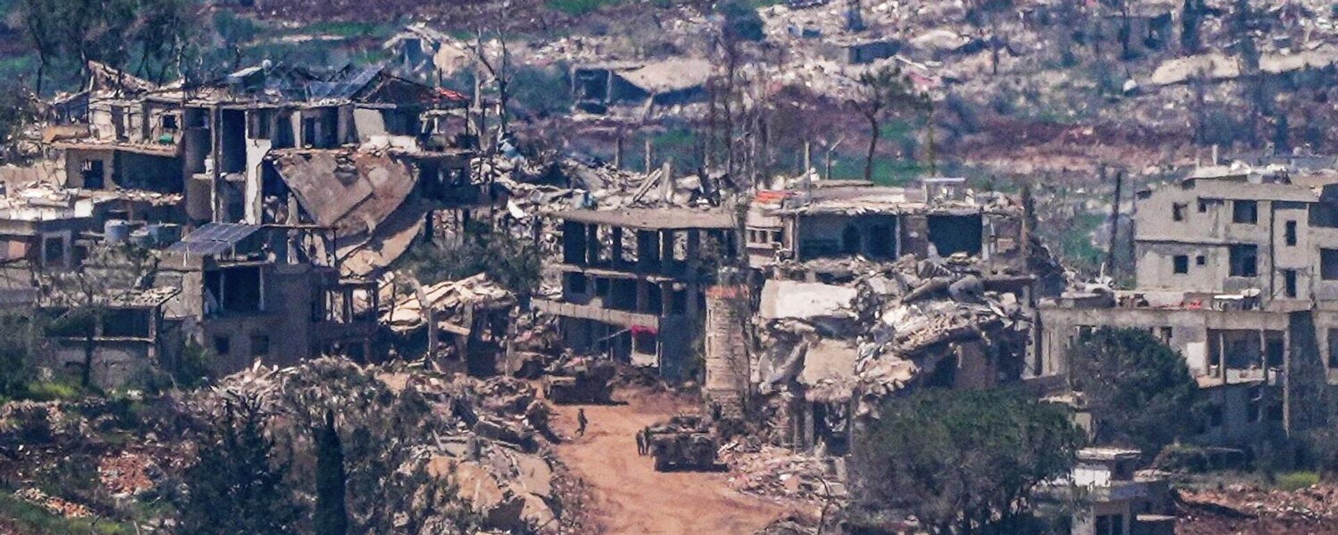 مركبات عسكرية وجنود إسرائيليون في قرية بجنوب لبنان، 23 نيسان/ أبريل 2026 - سبوتنيك عربي, 1920, 13.05.2026