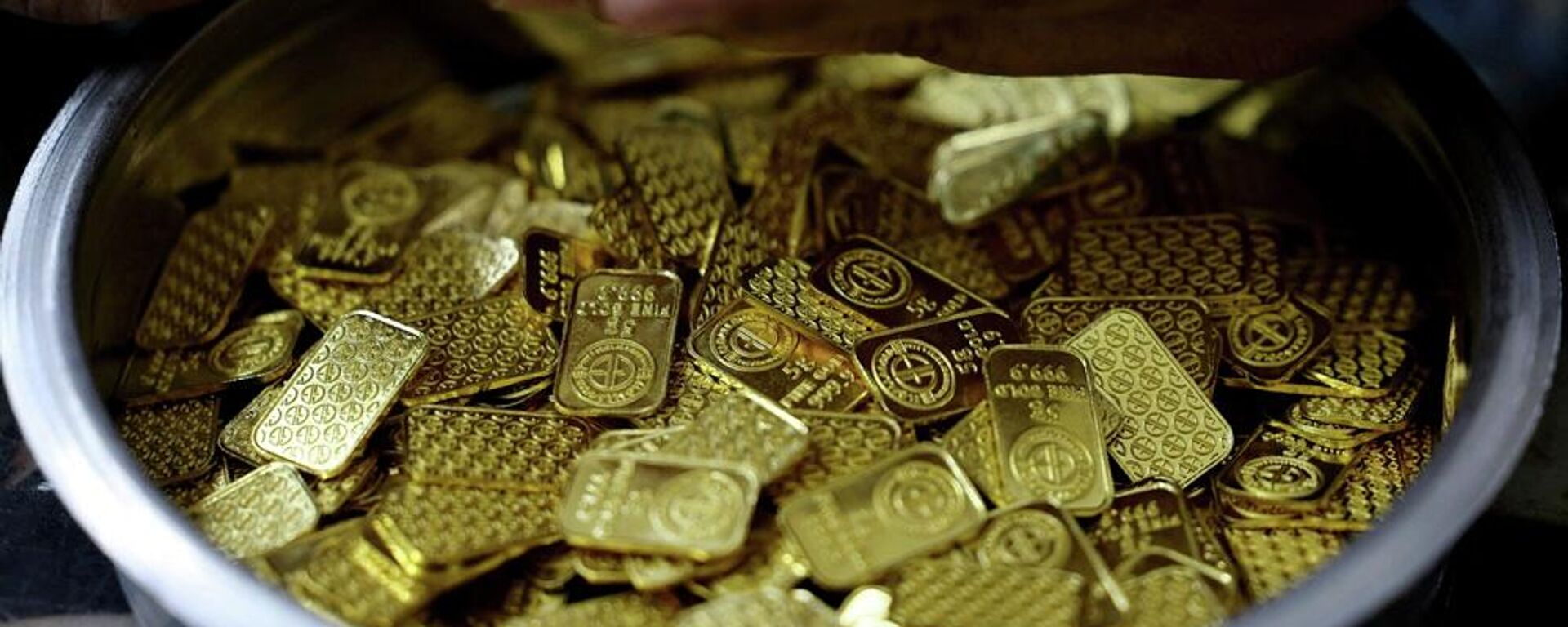 صائغ يحمل سبائك ذهبية في القاهرة، مصر، 9 مارس/ آذار 2026 - سبوتنيك عربي, 1920, 11.05.2026
