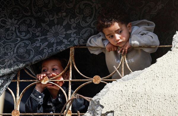 أطفال يشاهدون عرسًا جماعيًا  لخمسين زوجًا نظمته مؤسسة الإغاثة الإنسانية (IHH) في مدينة غزة - سبوتنيك عربي