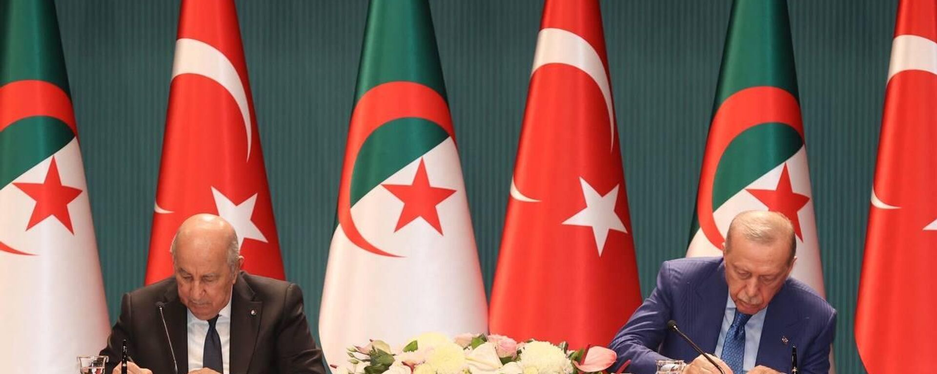 الرئيس التركي طيب رجب أردوغان والرئيس الجزائري عبد المجيد تبون يوقعان على اتفاقية بين الجزائر وتركيا - سبوتنيك عربي, 1920, 12.05.2026