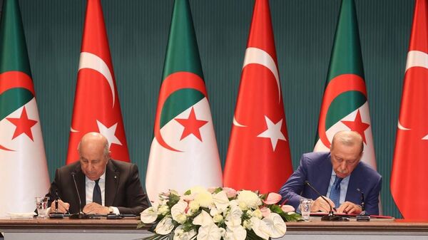 الرئيس التركي طيب رجب أردوغان والرئيس الجزائري عبد المجيد تبون يوقعان على اتفاقية بين الجزائر وتركيا - سبوتنيك عربي