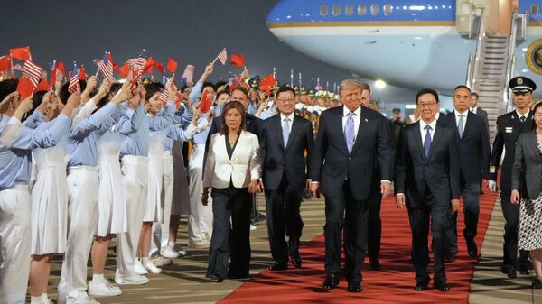 Президент США Дональд Трамп идет вместе с вице-президентом Китая Хань Чжэном во время церемонии приветствия в Пекинском международном аэропорту - سبوتنيك عربي