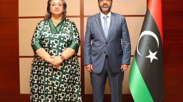 الممثلة الخاصة للأمين العام للأمم المتحدة لدى ليبيا هانا تيتيه مع نائب رئيس الوزراء في حكومة الوحدة الوطنية سالم الزادمة مايو 2026  - سبوتنيك عربي