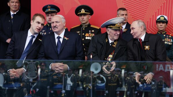 Президент РФ Владимир Путин на Красной площади в Москве на военном параде в честь 81-й годовщины Победы в Великой Отечественной войне, Россия  - سبوتنيك عربي