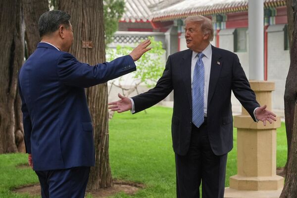 صورة تجمع الرئيس الأمريكي دونالد ترامب، والرئيس الصيني شي جين بينغ، في مجمع "تشونغنانهاي" القيادي، في العاصمة بكين - سبوتنيك عربي