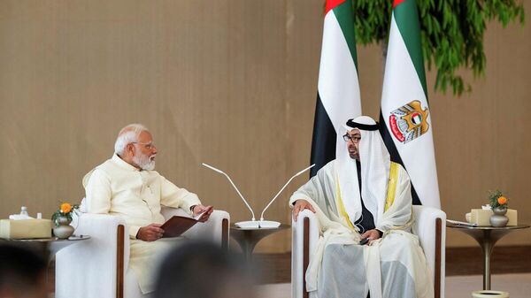 الرئيس الإماراتي، الشيخ محمد بن زايد آل نهيان، يلتقي رئيس الوزراء الهندي، ناريندرا مودي، خلال حفل استقبال رسمي في أبو ظبي، الإمارات العربية المتحدة، في 15 مايو/ أيار 2026 - سبوتنيك عربي