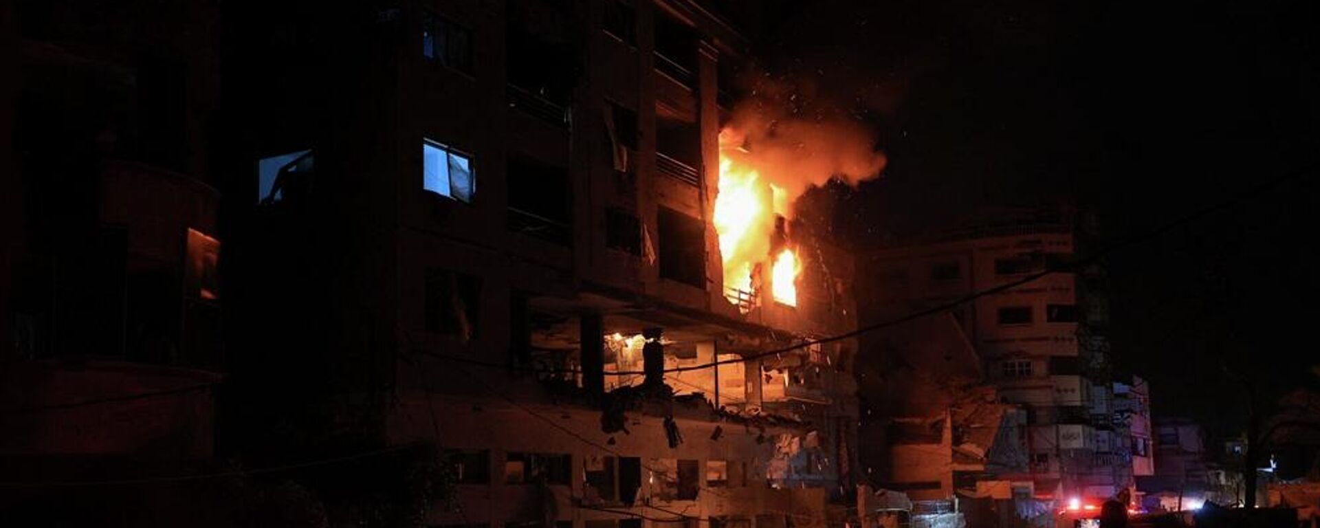 حريق يندلع في شقة سكنية بعد قصف إسرائيلي، بحسب وزارة الصحة، في مدينة غزة، 15 مايو/ أيار 2026 - سبوتنيك عربي, 1920, 15.05.2026