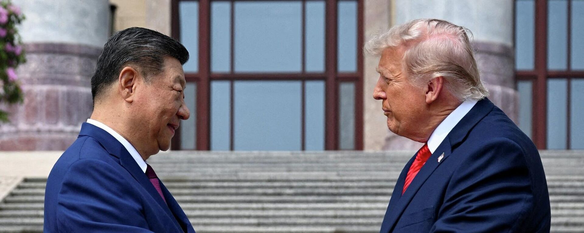 الرئيس الأمريكي، دونالد ترامب، يصافح نظيره الصيني، شي جين بينغ، في العاصمة الصينية بكين، 14 مايو/ أيار 2026 الرئيس الأمريكي، دونالد ترامب، يصافح نظيره الصيني، شي جين بينغ، في العاصمة الصينية بكين، 14 مايو/ أيار 2026 - سبوتنيك عربي, 1920, 16.05.2026
