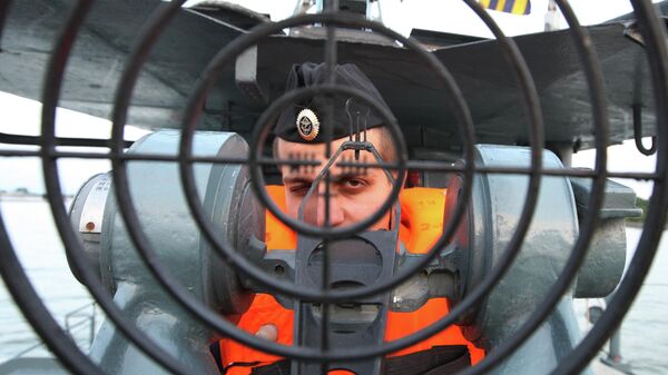 Комендор-оператор скорострельной пушки АУ-АК 306 на российском базовом тральщике Балтийского флота Сергей Колбасьев во время совместных российско-французских военно-морских учений в Балтийском море - سبوتنيك عربي