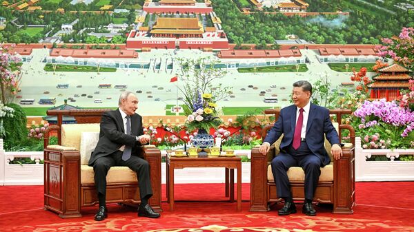 Президент РФ Владимир Путин и председатель КНР Си Цзиньпин во время чаепития в рамках встречи в Доме народных собраний в Пекине - سبوتنيك عربي