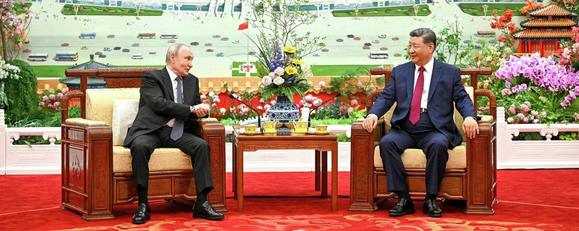 Президент РФ Владимир Путин и председатель КНР Си Цзиньпин во время чаепития в рамках встречи в Доме народных собраний в Пекине - سبوتنيك عربي, 1920, 20.05.2026