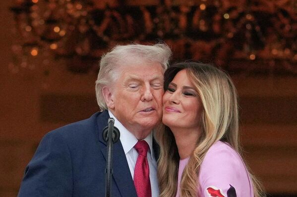 الرئيس الأمريكي دونالد ترامب وعقيلته يقفان متقاربين خلال نزهة الكونغرس في البيت الأبيض. - سبوتنيك عربي