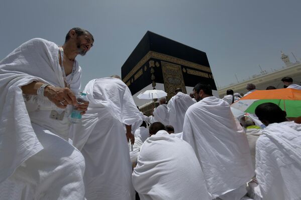 حجاج يؤدون فريضة الصلاة أمام الكعبة المشرفة، في المملكة العربية السعودية. - سبوتنيك عربي