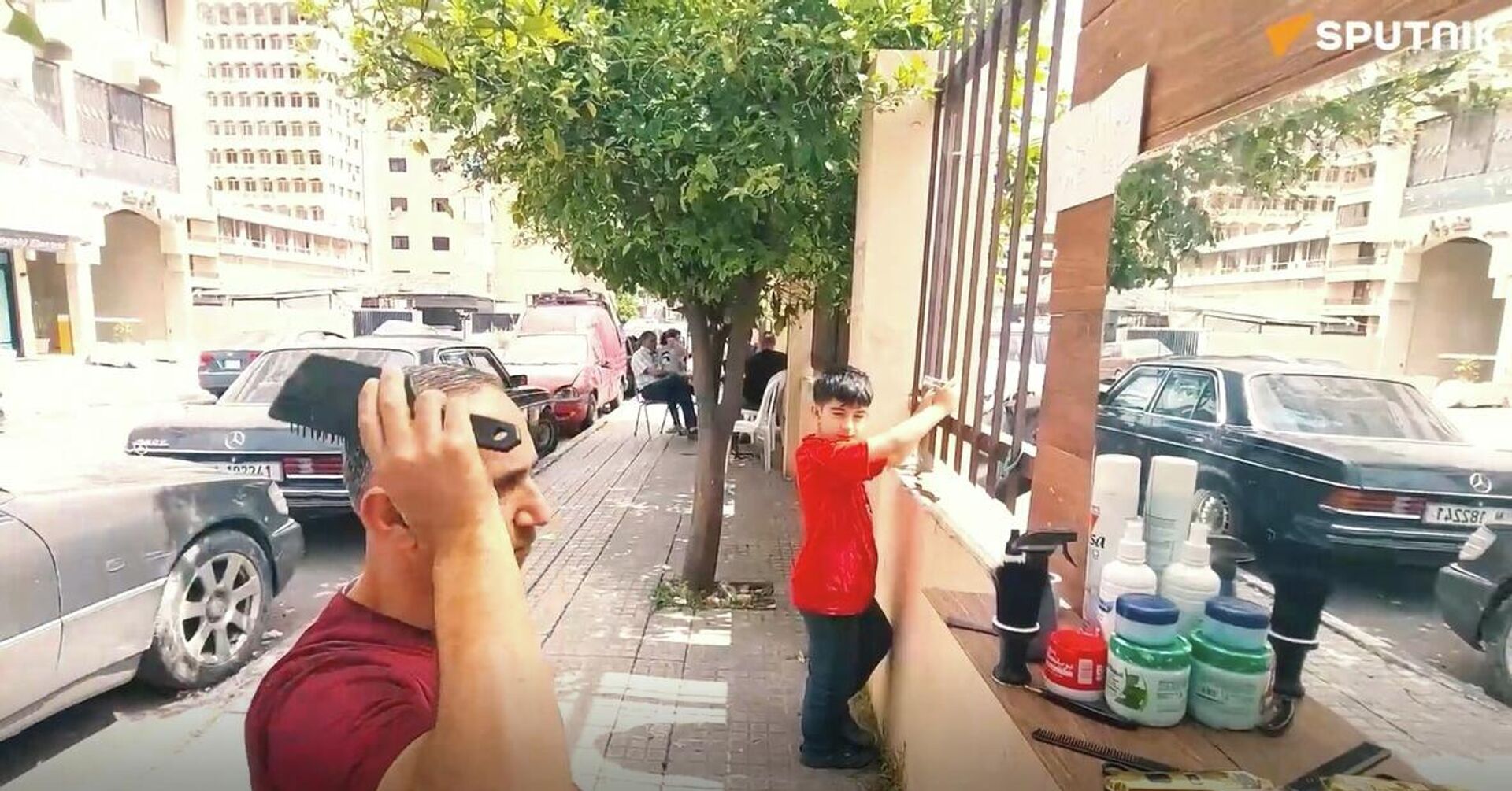 لبناني يتحدى التهجير بتجميل الوجوه.. ويحول رصيفا لباب للمساعدة وكسب الرزق لبناني يتحدى التهجير بتجميل الوجوه.. ويحول رصيفا لباب للمساعدة وكسب الرزق - سبوتنيك عربي, 1920, 22.05.2026