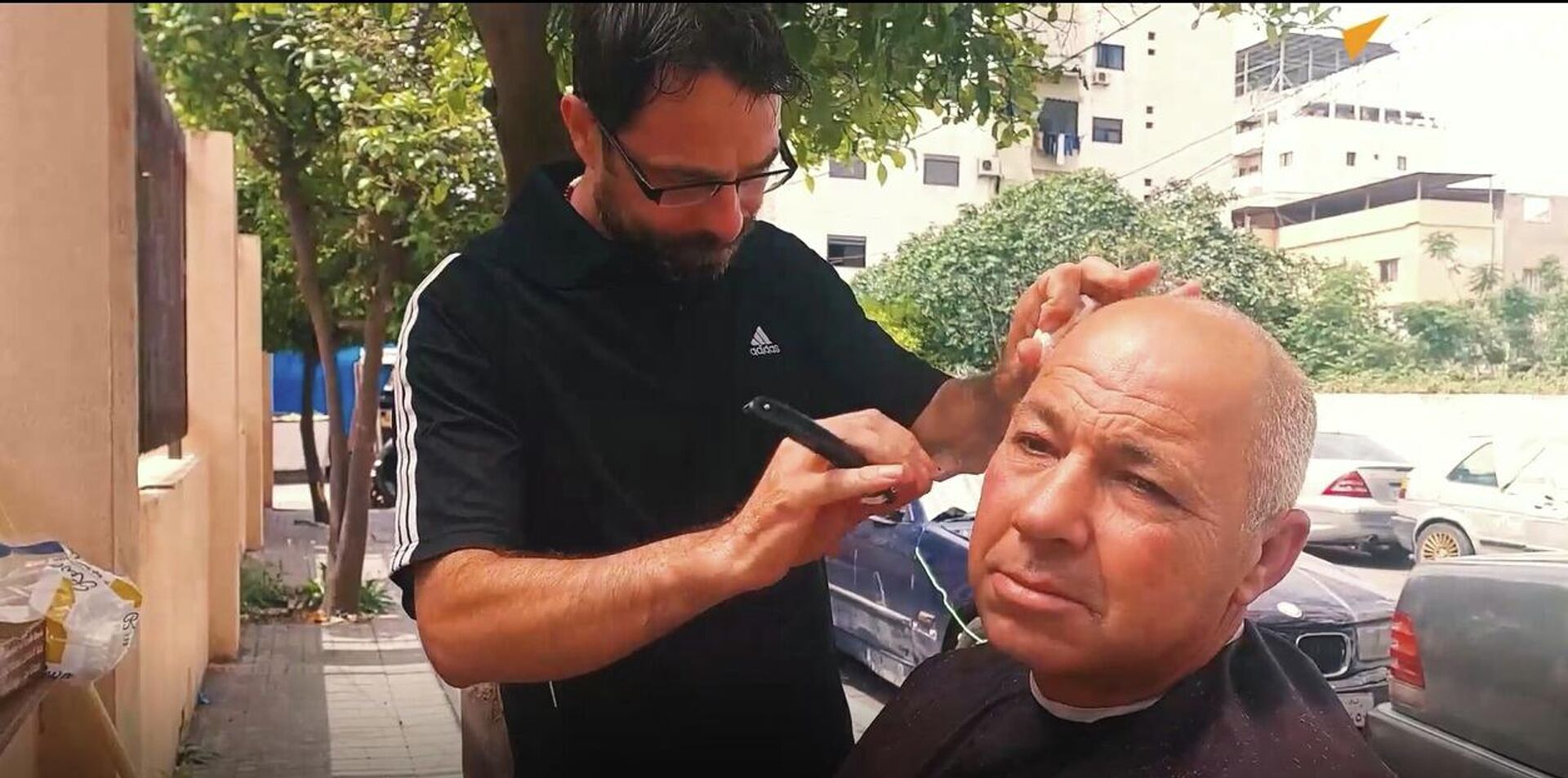لبناني يتحدى التهجير بتجميل الوجوه.. ويحول رصيفا لباب للمساعدة وكسب الرزق لبناني يتحدى التهجير بتجميل الوجوه.. ويحول رصيفا لباب للمساعدة وكسب الرزق - سبوتنيك عربي, 1920, 22.05.2026