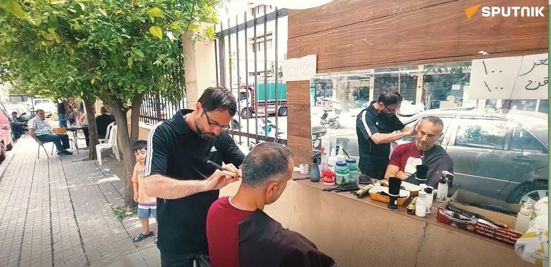 لبناني يتحدى التهجير بتجميل الوجوه.. ويحول رصيفا لباب للمساعدة وكسب الرزق لبناني يتحدى التهجير بتجميل الوجوه.. ويحول رصيفا لباب للمساعدة وكسب الرزق - سبوتنيك عربي, 1920, 22.05.2026