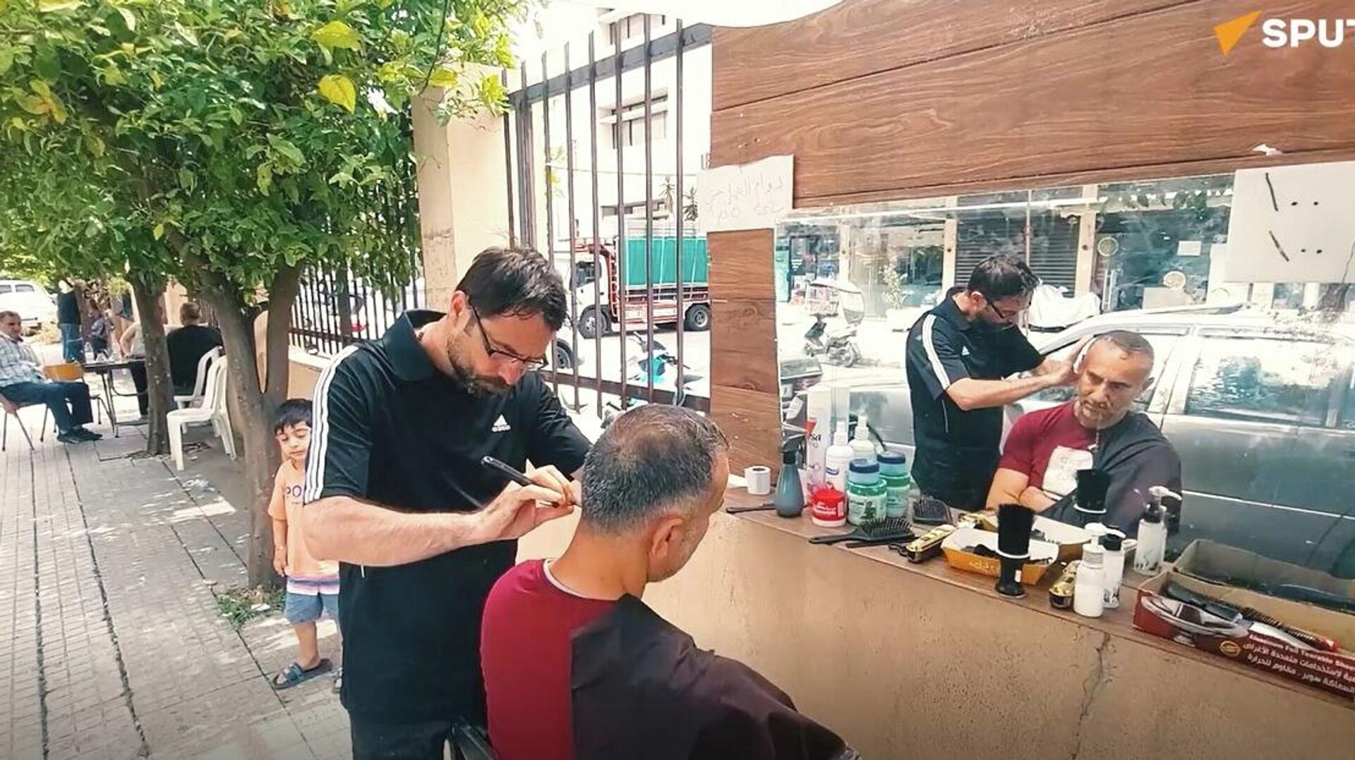 لبناني يتحدى التهجير بتجميل الوجوه.. ويحول رصيفا لباب للمساعدة وكسب الرزق لبناني يتحدى التهجير بتجميل الوجوه.. ويحول رصيفا لباب للمساعدة وكسب الرزق - سبوتنيك عربي, 1920, 22.05.2026