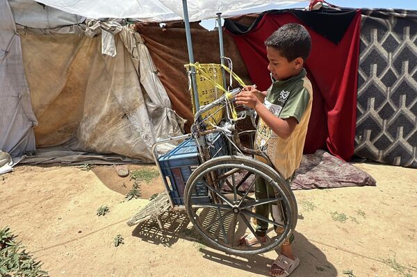 طفل فلسطيني يعيل أسرته بعربة نقل صنعها بنفسه في غزة طفل فلسطيني يعيل أسرته بعربة نقل صنعها بنفسه في غزة - سبوتنيك عربي