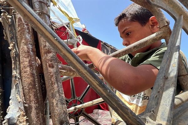 طفل فلسطيني يعيل أسرته بعربة نقل صنعها بنفسه في غزة طفل فلسطيني يعيل أسرته بعربة نقل صنعها بنفسه في غزة - سبوتنيك عربي