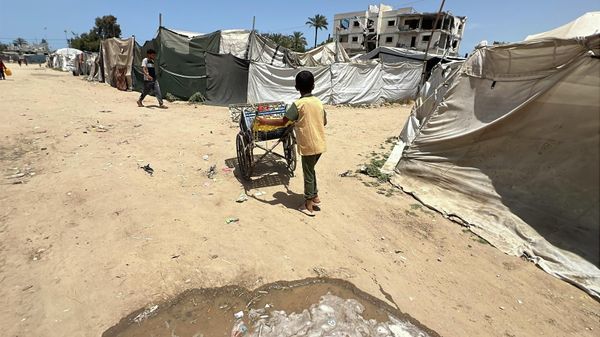 طفل فلسطيني يعيل أسرته بعربة نقل صنعها بنفسه في غزة - سبوتنيك عربي