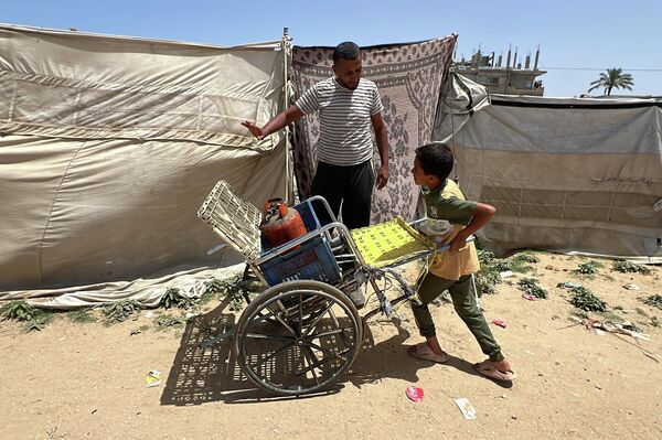 طفل فلسطيني يعيل أسرته بعربة نقل صنعها بنفسه في غزة طفل فلسطيني يعيل أسرته بعربة نقل صنعها بنفسه في غزة - سبوتنيك عربي