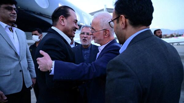 وزير الداخلية الإيراني، إسكندر مؤمني، يستقبل قائد الجيش الباكستاني، عاصم منير، لدى وصوله إلى طهران، إيران، في إطار جهود الوساطة الجارية بين الولايات المتحدة وإيران، 22 مايو/ أيار 2026 - سبوتنيك عربي
