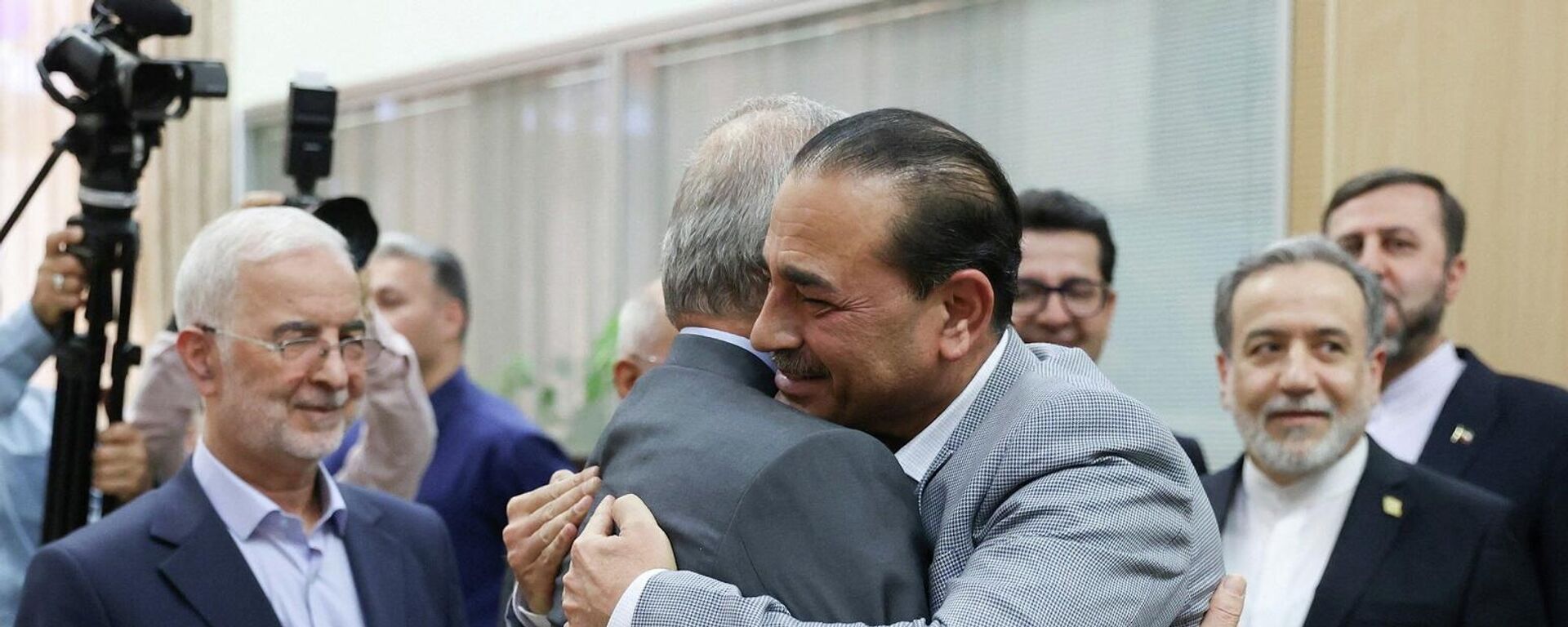 الرئيس الإيراني، مسعود بزشكيان، يلتقي قائد الجيش الباكستاني، المشير عاصم منير، في طهران، إيران، 23 مايو/ أيار 2026 - سبوتنيك عربي, 1920, 24.05.2026