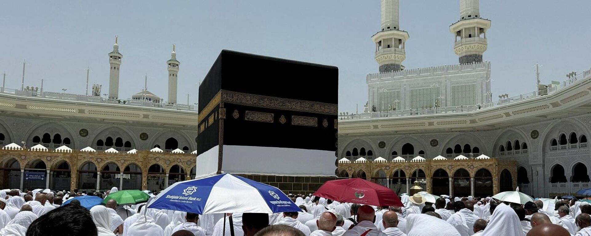 الحجاج يؤدون الصلاة عند الكعبة المشرفة ومقام إبراهيم أثناء حضورهم صلاة الجمعة في المسجد الحرام، قبل بدء موسم الحج في مدينة مكة المكرمة بالمملكة العربية السعودية، 22 مايو/ أيار 2026 - سبوتنيك عربي, 1920, 24.05.2026