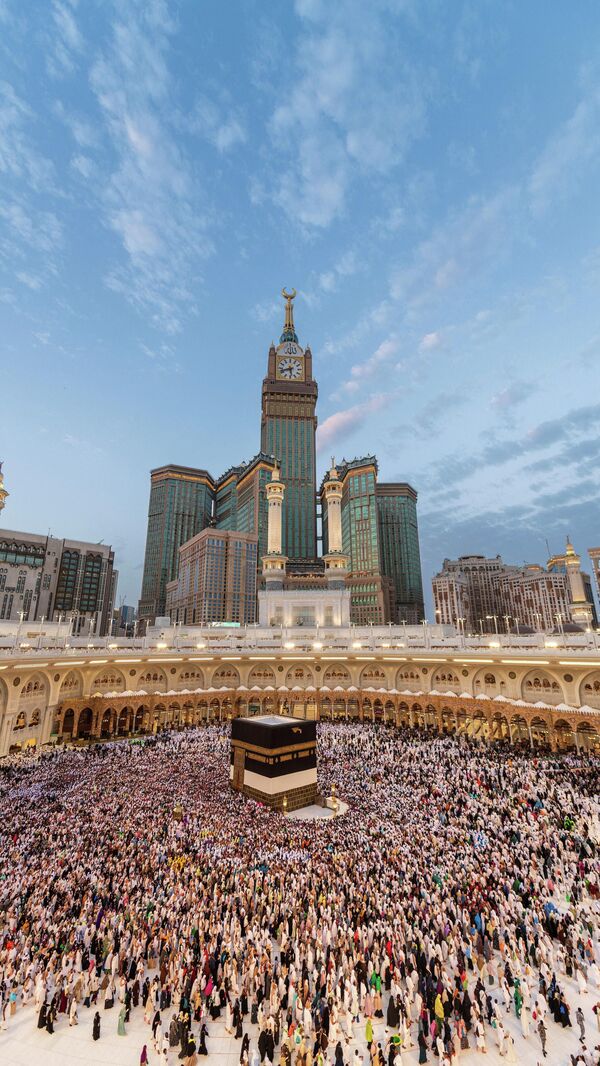 يؤدي الحجاج مناسك العمرة حول الكعبة المشرفة في المسجد الحرام قبل بدء موسم الحج في مكة المكرمة، المملكة العربية السعودية، 23 مايو 2026. - سبوتنيك عربي