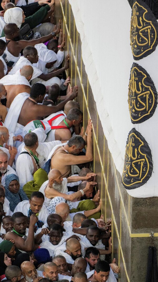 يؤدي المعتمرون مناسك العمرة حول الكعبة المشرفة في المسجد الحرام قبل بدء موسم الحج في مكة المكرمة، المملكة العربية السعودية، 23 مايو 2026. - سبوتنيك عربي