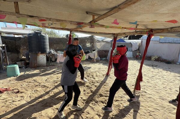 فتيات غزة يواجهن صدمات الحرب بقفازات الملاكمة - سبوتنيك عربي