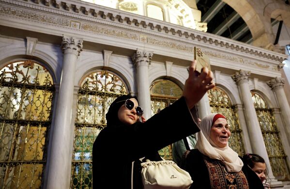 امرأة تلتقط صورة سيلفي بعد صلاة عيد الأضحى في المسجد الأموي في العاصمة السورية دمشق. - سبوتنيك عربي