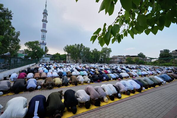 خلال تأدية المصلين لصلاة عيد الأضحى المبارك في مدينة روالبندي في باكستان. - سبوتنيك عربي
