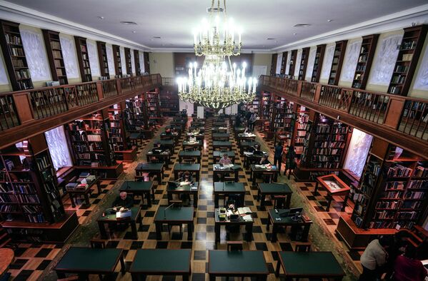 قاعة قراءة "روميانتسيف" التابعة لقسم أبحاث المخطوطات في المكتبة الحكومية الروسية. قاعة قراءة "روميانتسيف" التابعة لقسم أبحاث المخطوطات في المكتبة الحكومية الروسية. - سبوتنيك عربي