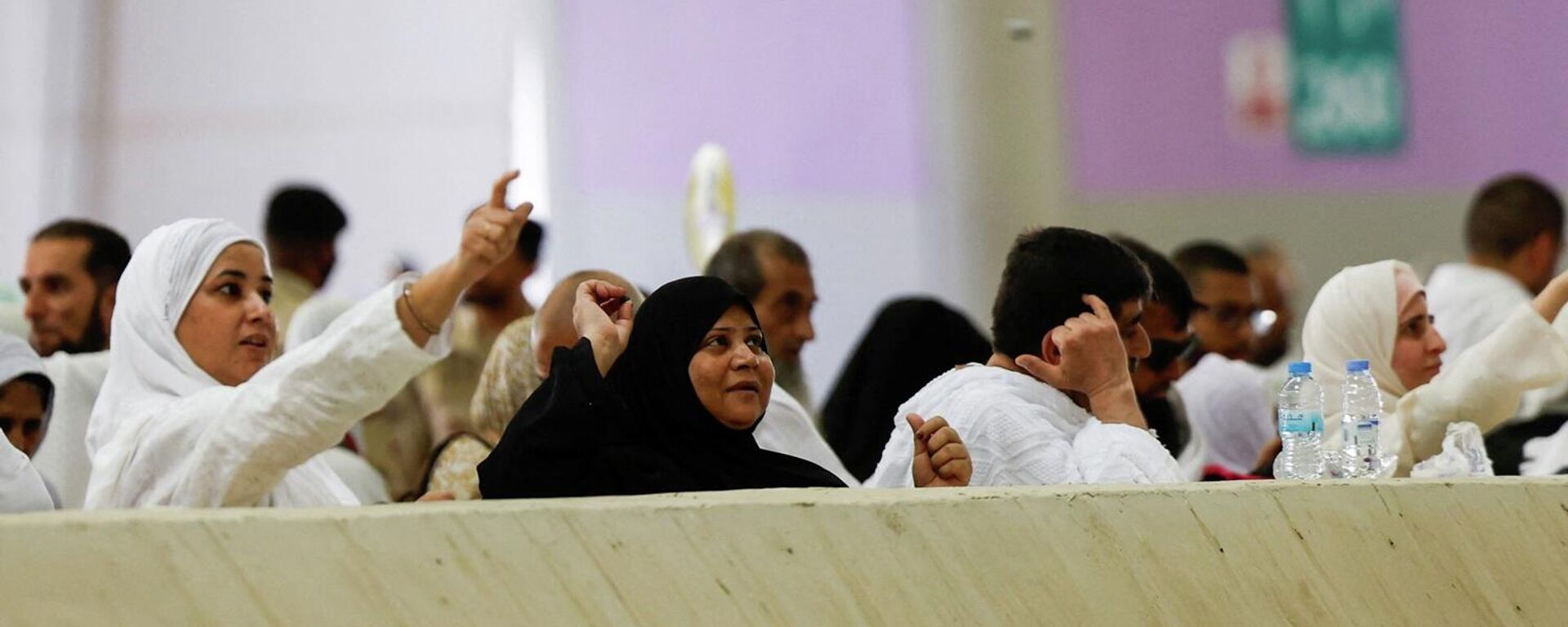 الحجاج المسلمون يلقون الحجارة على عمود يرمز إلى الشيطان، خلال موسم الحج السنوي في منى، المملكة العربية السعودية، 27 مايو/ أيار 2026 - سبوتنيك عربي, 1920, 28.05.2026