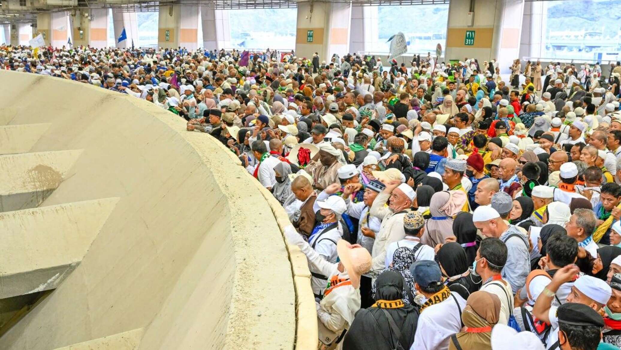 الحجاج يواصلون رمي الجمرات في آخر أيام التشريق