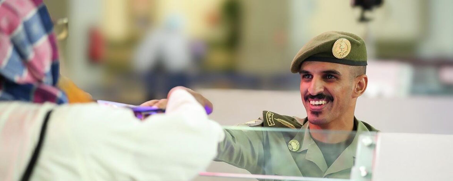 جوازات مطار الملك عبد العزيز تنهي إجراءات مغادرة أولى رحلات صيوف الرحمن بعد أدائهم فريضة الحج، جدة، المملكة العربية السعودية، 29 مايو/ أيار 2026 - سبوتنيك عربي, 1920, 30.05.2026