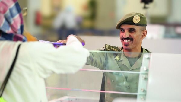 جوازات مطار الملك عبد العزيز تنهي إجراءات مغادرة أولى رحلات صيوف الرحمن بعد أدائهم فريضة الحج، جدة، المملكة العربية السعودية، 29 مايو/ أيار 2026 - سبوتنيك عربي