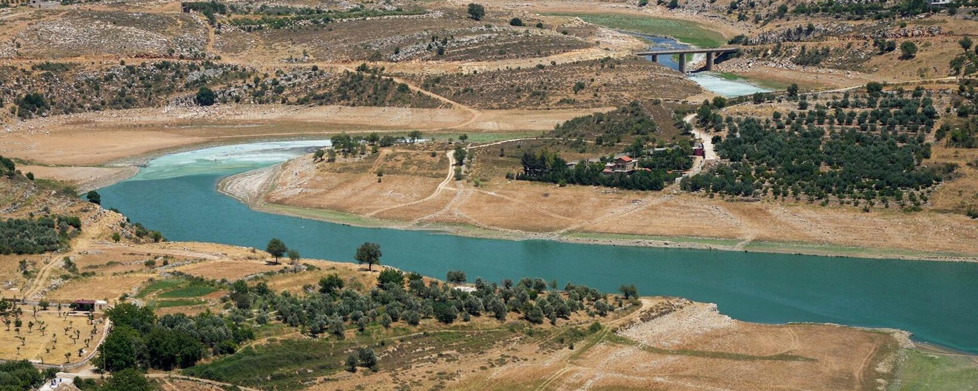 نهر الليطاني عبر قرية صغبين، وادي البقاع، شرق لبنان - سبوتنيك عربي, 1920, 31.05.2026