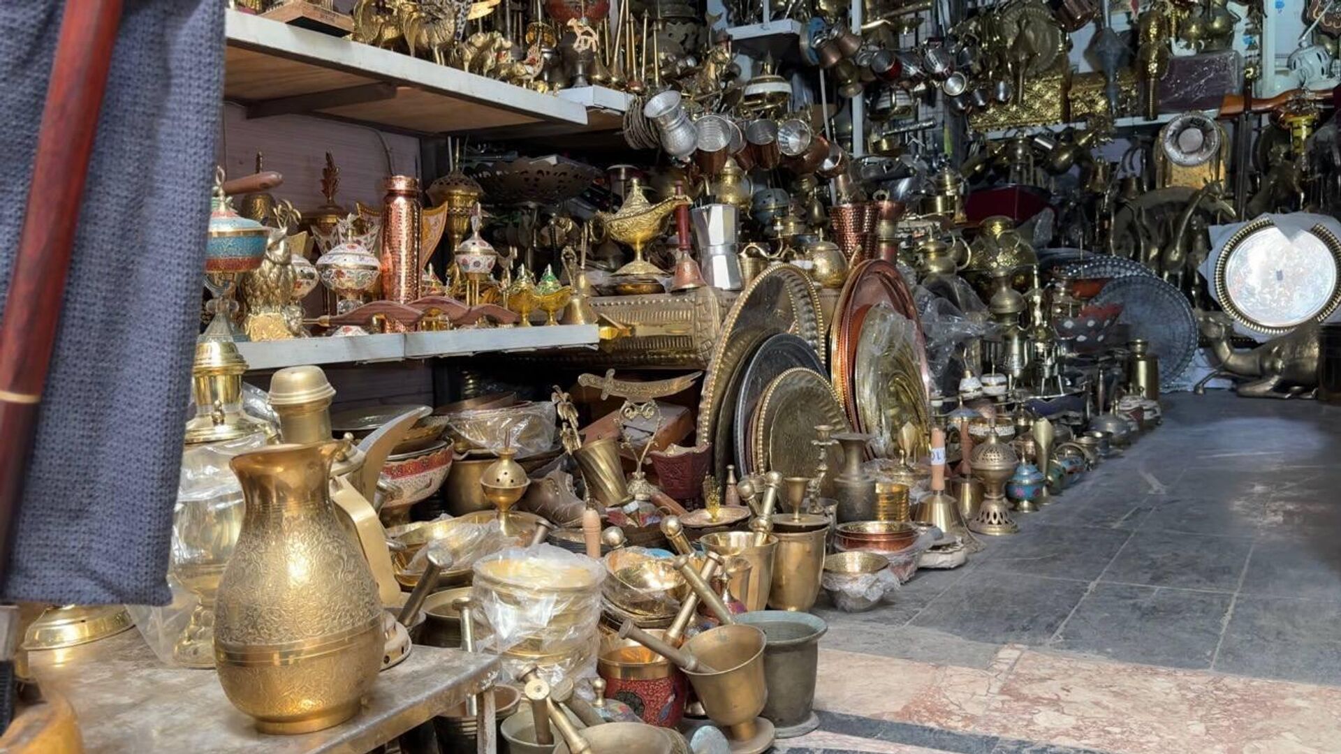بين مطارق الأمس وبضائع اليوم.. هل يختفي سوق الصفارين التاريخي في بغداد؟ بين مطارق الأمس وبضائع اليوم.. هل يختفي سوق الصفارين التاريخي في بغداد؟ - سبوتنيك عربي, 1920, 01.06.2026