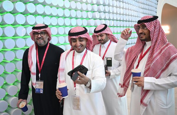 مشاركون خليجيون في المنتدى يتجولون بين أجنحة المنتدى. - سبوتنيك عربي