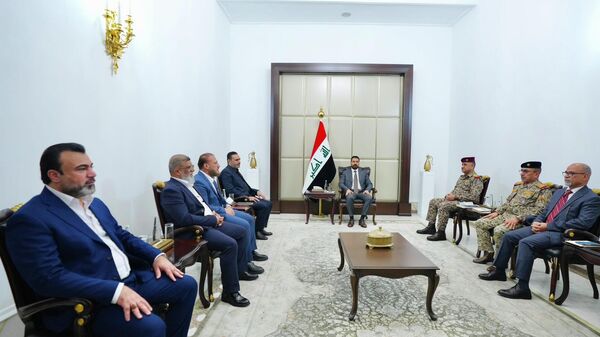 رئيس الوزراء العراقي علي فالح الزيدي مع ممثلين لفصائل مسلحة عراقية لبحث قضية حصر السلاح بيد الدولة - سبوتنيك عربي
